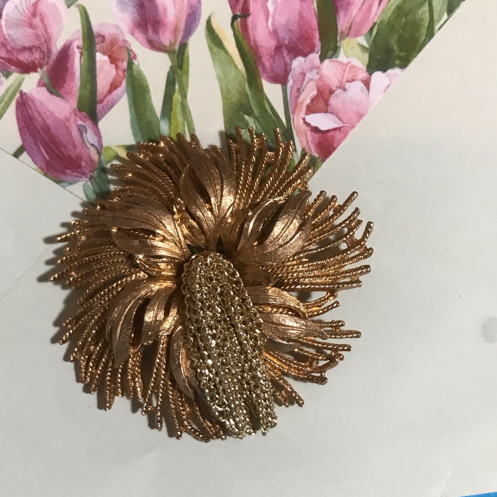 Gorgeous Har Signed Brooch Flower Fringe Gold Toned